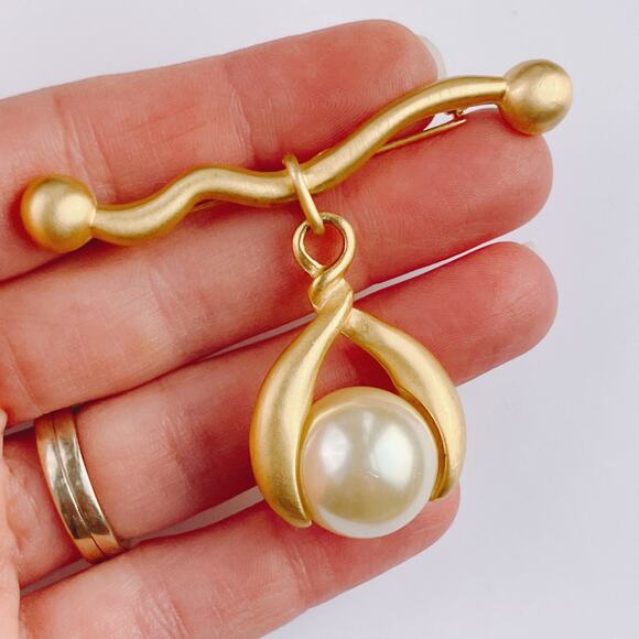 VTG Signed DHT Modernist Gold Tone Brooch w/ Large Faux Pearl Drop Dinah Taylor - Picture 4 of 10